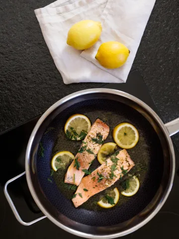 Lachs mit Zitrone in einer Pfanne