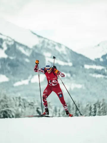 Simon Eder auf Ski am Berg in Aktion