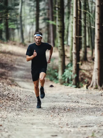 Luis Knabl beim Laufen im Wald