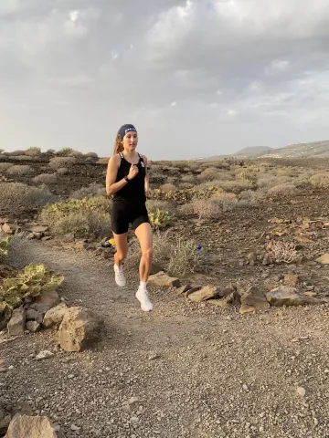 Therese Feuersinger joggt in der Natur