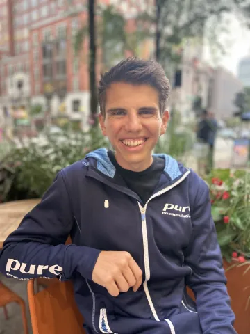 Pure Athlet Aaron Gruen mit Pure Weste