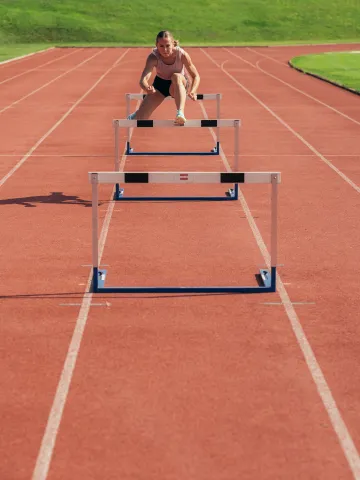 Pure Athletin Isabelle Engel in Aktion beim Hürdenlauf