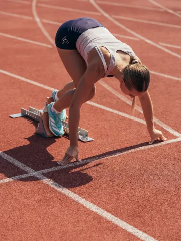 Pure Athlein Isabelle Engel beim Hürdenlauf