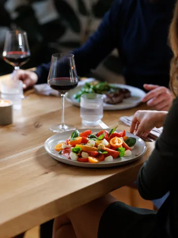 Tomaten Mozzarella Salat und Rotwein