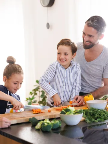 Familie kocht gemeinsam