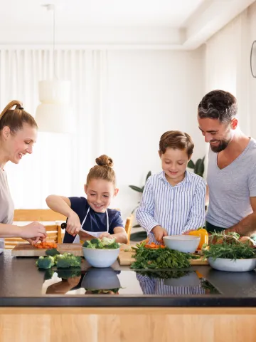 Familie kocht zusammen gesund für die Basisversorgung