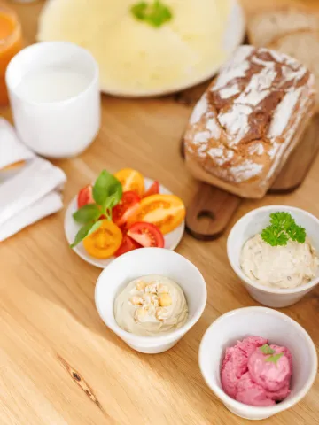 033 Gesunde Ernährung Familienshooting Frühstück Familie Kinder Buben Eltern Tisch grau blau grün junge Familie 30+ Aufstriche Brot Käse Frühstückstisch gelb pink rosa