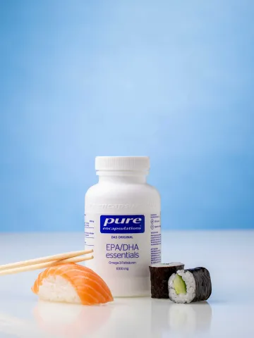 EPA/DHA von Pure mit Sushi und Stäbchen
