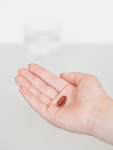 Ein Kapsel Ubiquinol auf einer Hand