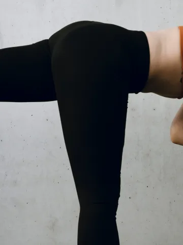 Yoga Pose mit Bein nach hinten