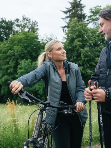 Pärchen trifft sich beim Sport