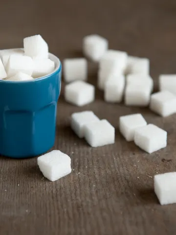 Zuckerwürfel in einem blauen Becher