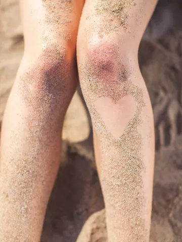 Beine mit Sand