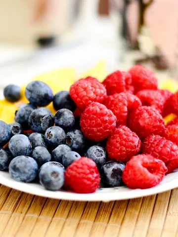 Himbeeren und Heidelbeeren auf einem Teller