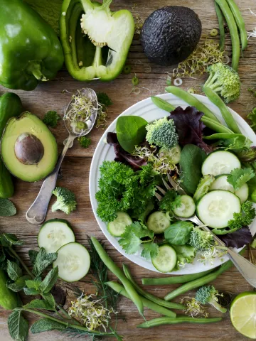 nadine primeau Gesunde Ernährung grün Avocado Kräuter Gemüse grünes Gemüse Paprika Gurken Bohnen Minze Salat Frühling vegan vegetarisch bild gesunde ernährung grünes gemüse l5Mjl9qH8VU unsplash 1