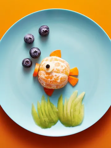 Obst als Fisch auf einem Teller