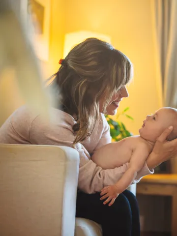 Frau mit Baby am Arm