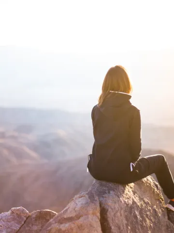 frau am berg in der sonne