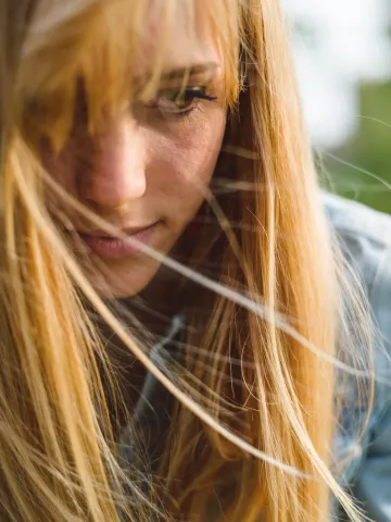 Frau mit blond-roten Haaren
