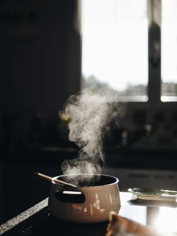 Topf mit Wasserdampf köchelt