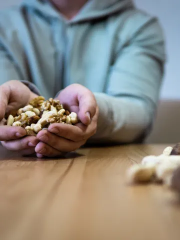 Eine Hand mit Nüssen