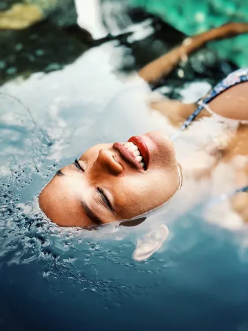 Frau taucht in kaltes Wasser ein