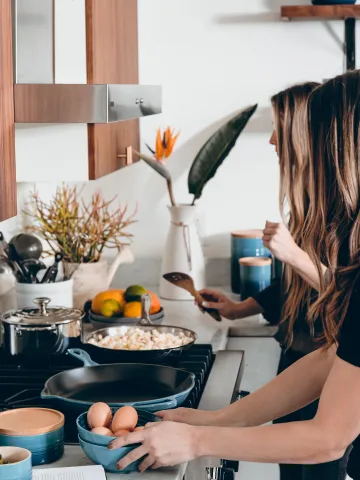 Zwei Frauen kochen in der Küche