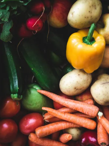 Verschiedenes Gemüse wie Paprika, Kartoffeln Zucchini und Karotten