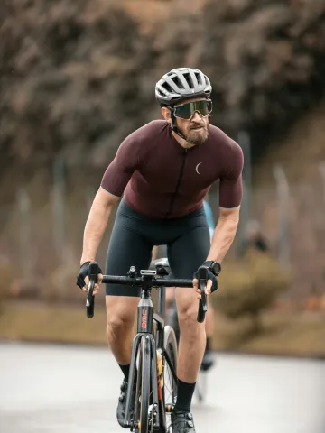 Mann fährt schnell mit dem Rad