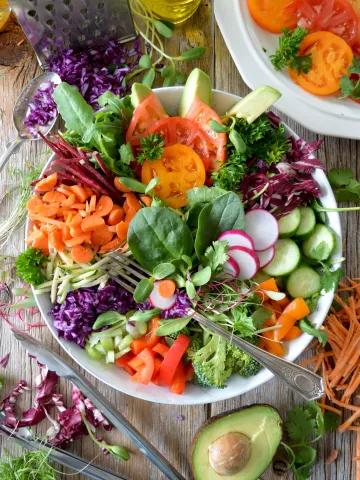 Eine Salatschüssel mit viel verschiedenem Gemüse