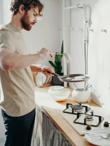 Mann macht Pancakes