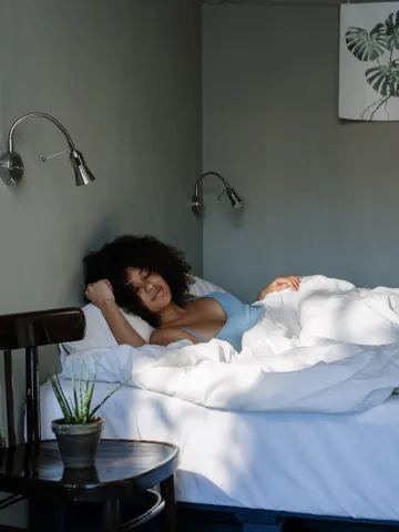 Frau liegt schlafend im Bett