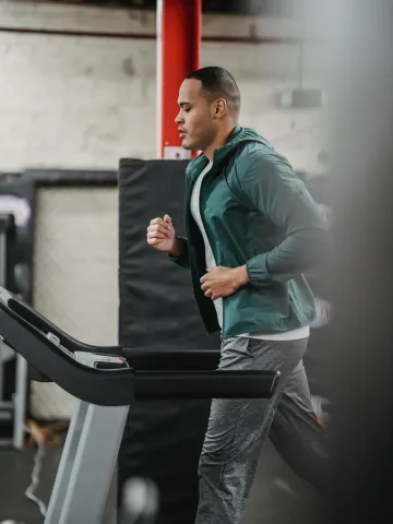 Mann läuft auf einem Laufband