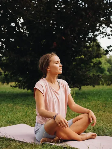 Junge Frau auf Yoga Matte