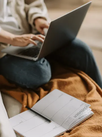 Frau mit Laptop und Kalender