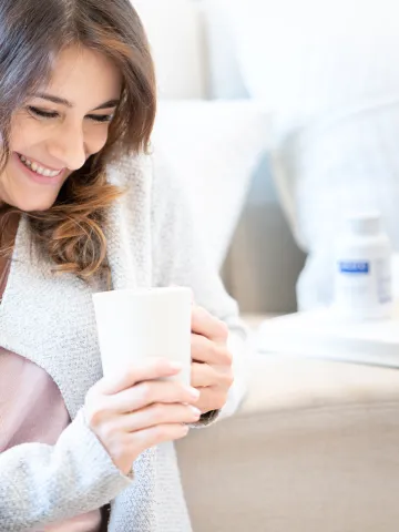 Frau mit Teetasse