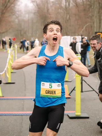 Aaron Gruen über der Marathon Ziellinie