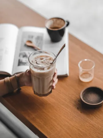 Kaffee mit Eiswürfeln