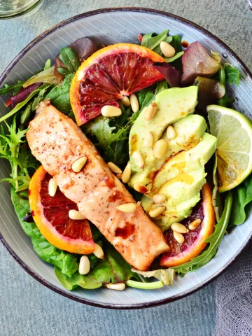 Lachs mit Avocado, Blutorangen und Sonnenblumenkernen auf Salat