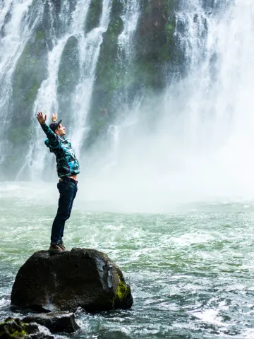 Mann Wasserfall Stein Energie grün blau svyatoslav romanov r38u2Uq1AXk unsplash