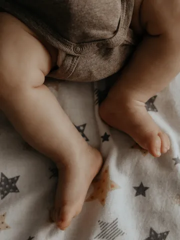 Babyfüße auf einer Decke