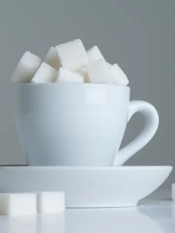 Eine Kaffeetasse mit Zuckerwürfeln