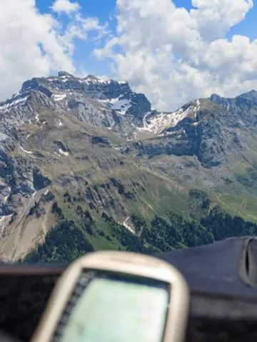 Paragleiter beim Aufsteigen in den Bergen