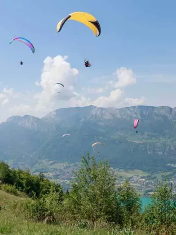 Paragleiter in der Luft über einem See