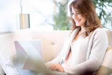 Frau tippt auf Laptop