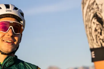 mann mit radhelm 