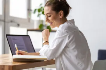 Fröhliche Frau am Arbeiten