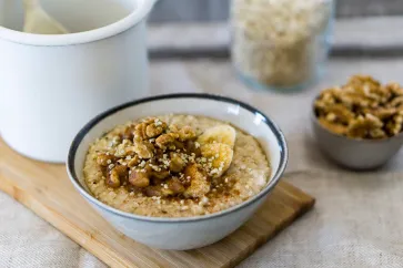 Schüssel mit Bananen-Porridge