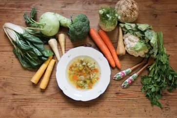 basensuppe mit frischem wurzelgemuese