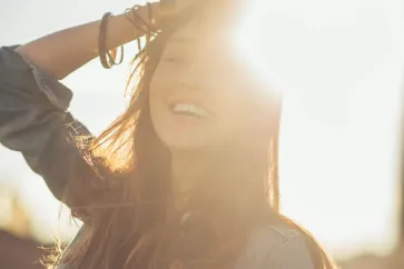 Frau lächelt in der Sonne